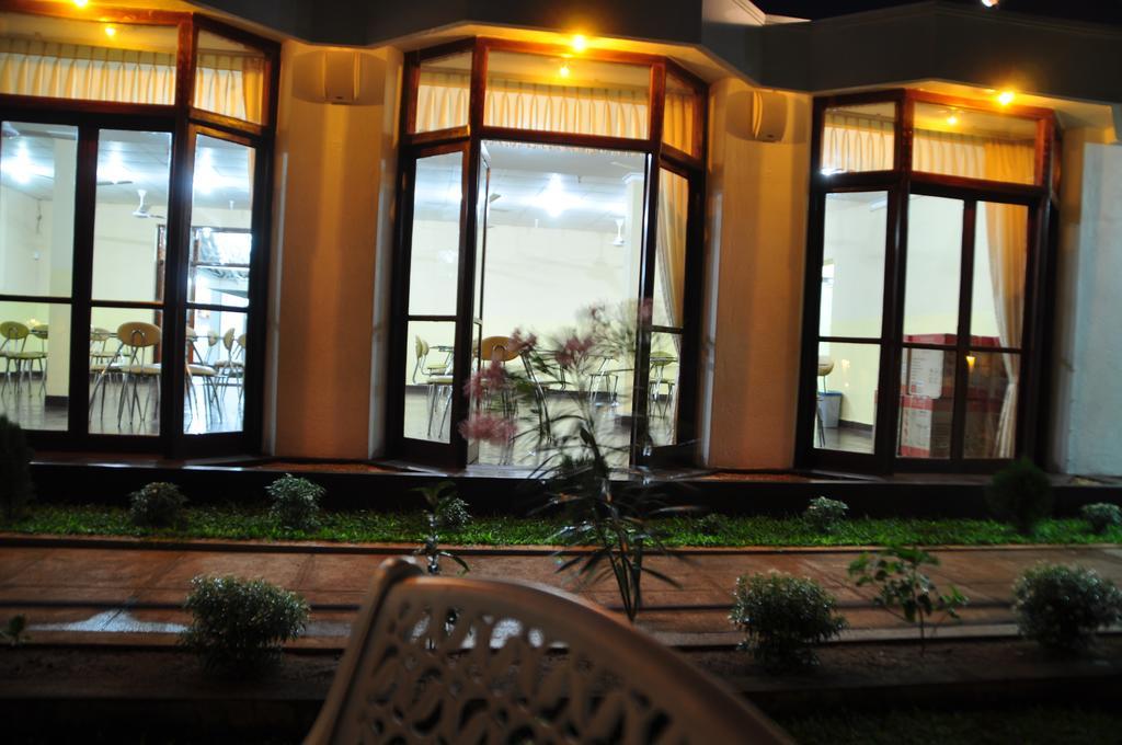 Hotel Melbourne Tourist Rest Anuradhapura Exterior foto