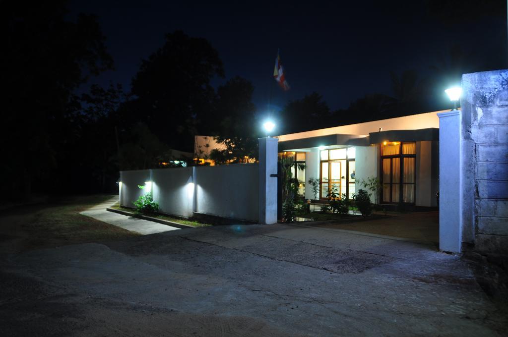Hotel Melbourne Tourist Rest Anuradhapura Exterior foto