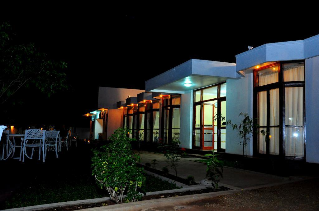 Hotel Melbourne Tourist Rest Anuradhapura Exterior foto